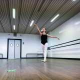 Poi si spostano al centro della sala per provare una coreografia...